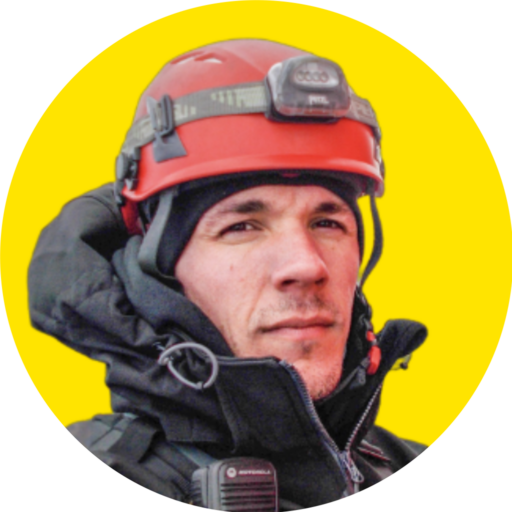 Tony Strehmann als Industriekletterer mit Schutzhelm