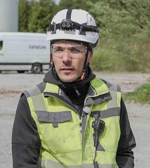 Tony Strehmann in Arbeitskleidung und Helm